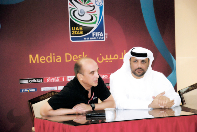 "عيسى هلال مع روسيل منسق الفيفا خلال الاجتماع\tالبيان"