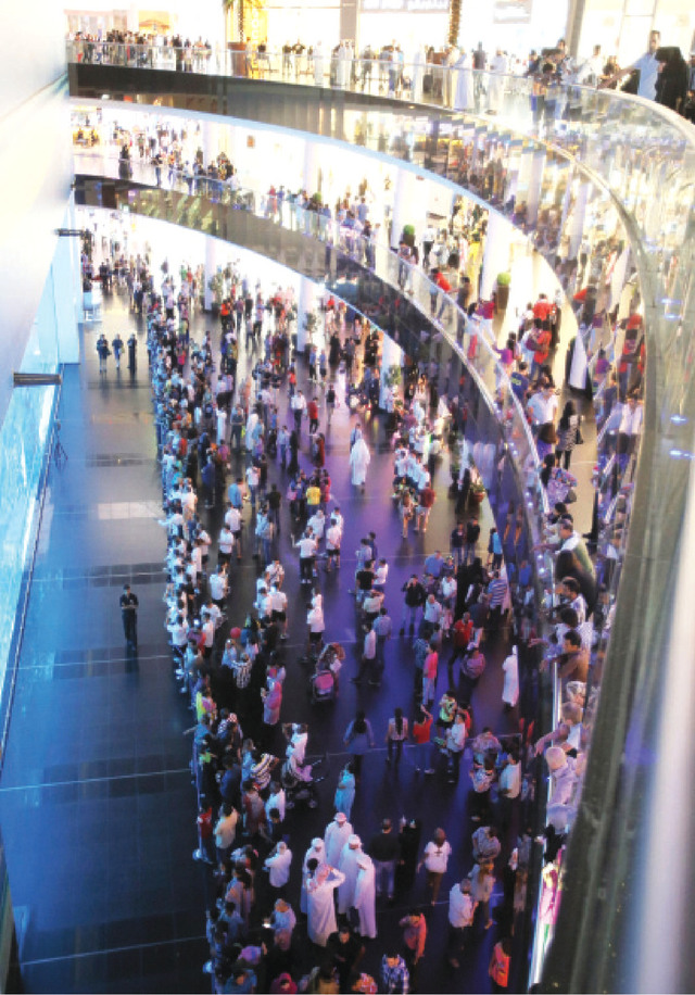 "اقبال العائلات على شراء مستلزمات عيد الاضحى المبارك في دبي مول \tتصوير ــ سالم خميس"
