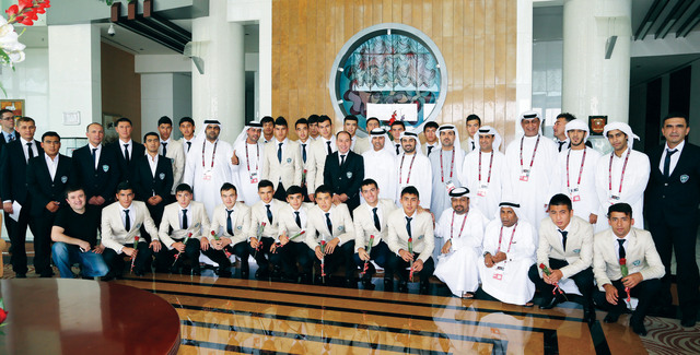 "المنتخب الأوزبكي يستقبل بالورود"
