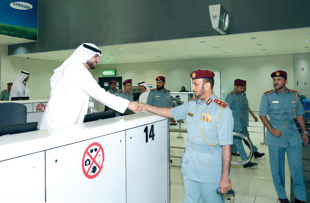"المري يحيي موظفي الإقامة في المطار"