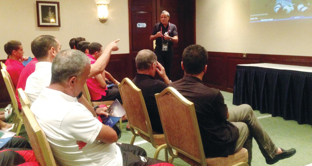 "ناجي الجويني خلال محاضرته للاعبي تونس أمس  \t البيان"