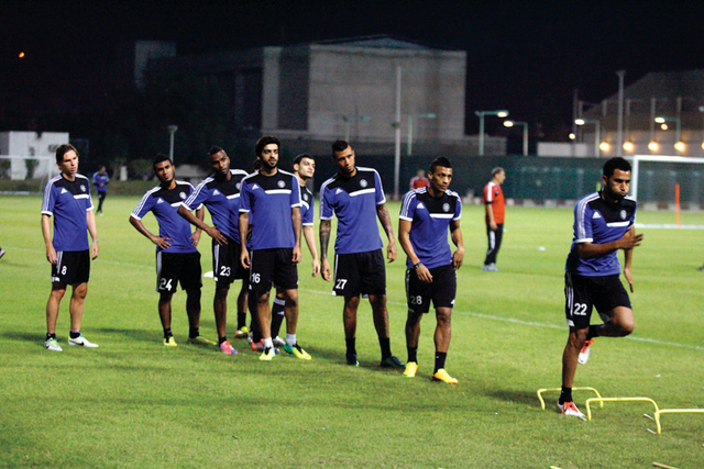"النصر يستعد لمواجهة صقور الإمارات تصوير: عاطف الغمري"