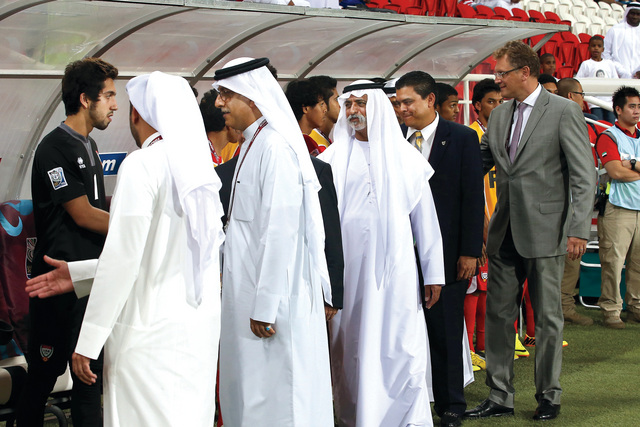 "..  ويصافح اللاعبين قبل بداية المباراة"