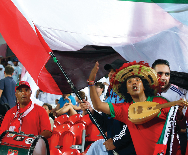 "جمهور الامارات ابدع في ابتكار تقاليع جديدة زينت مدرجات استاد محمد بن زايد \tتصوير ـ مجدي اسكندر"