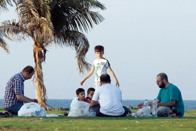 "حدائق وشواطئ أم القيوين استقطبت الزوار للاستمتاع باعتدال الأجواء تصوير : موهان"