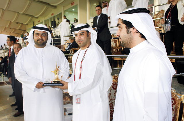 "محمد بن حمد الشرقي يتلقى تكريم اللجنة العليا المنظمة لمونديال الناشئين في الفجيرة"