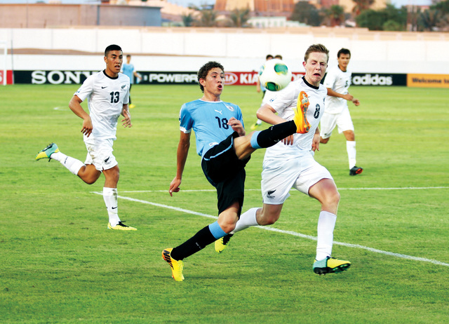 "منتخب الأورغواي نجح في إلحاق هزيمة قاسية بالمنتخب النيوزيلندي  \tتصوير - محمد حنيف"
