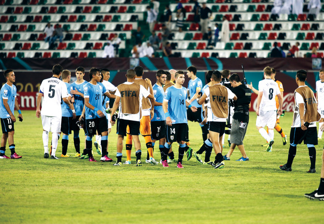 "لاعبو أوراغواي ونيوزيلندا عقب انتهاء اللقاء  \tالبيان"