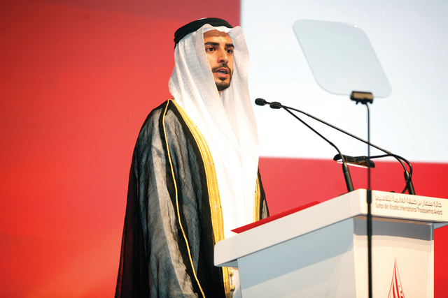 "زايد بن سلطان يلقي كلمة والده في الحفل"