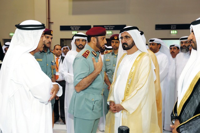 "محمد بن راشد يستمع الى شرح عن الخدمات الذكية التي تقدمها الإدارة العامة للإقامة وشؤون الأجانب"