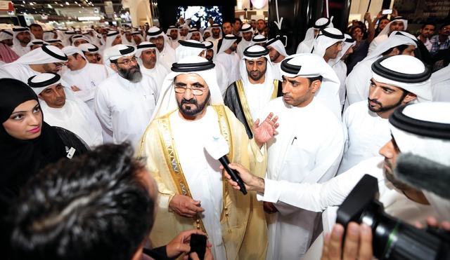 "محمد بن راشد يدلي بتصريح لوسائل الاعلام خلال جولته في المعرض بحضور حمدان بن محمد وسعيد بن مكتوم ومحمد القرقاوي وسامي القمزي وسامي قرقاش وبن حميدان\tتصوير - خليفة اليوسف"