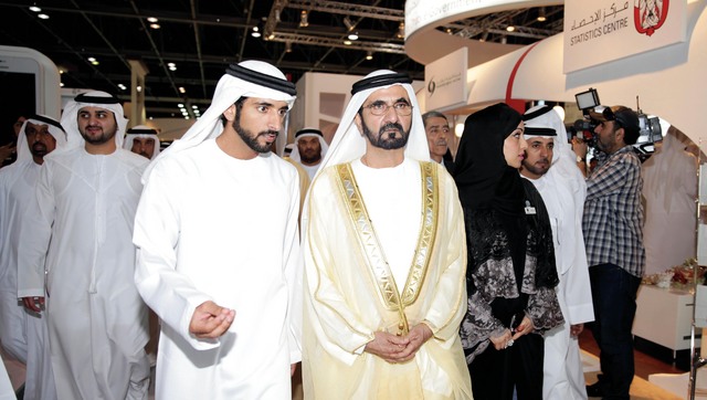 "محمد بن راشد وحمدان بن محمد ومكتوم بن محمد خلال افتتاح جيتكس أمس \tتصوير - خليفة اليوسف"