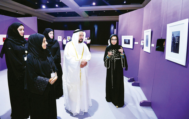 "سلطان القاسمي يتفقد المعرض الفني المصاحب للمهرجان \t         وام"