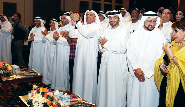 "هدى حسين وسلطان السويدي وسعيد النابودة وإسماعيل عبدالله وصلاح القاسم يحيون المسرحيين بعد انتهاء العرض"