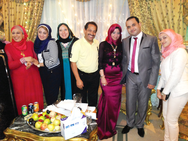 "العروسان ووالدة العريس وعمه مع عدد من عائلته"