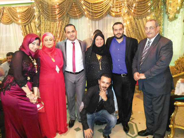 "العروسان مع أسرتيهما"