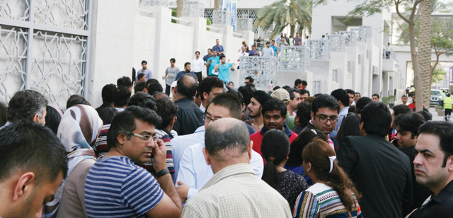 "احتشد جمع غفير من المستثمرين امام مكاتب إعمار بدبي للتسجيل على مبيعات الفلل في أحد مشروعات اعمار        تصوير ــ وليد قدورة"