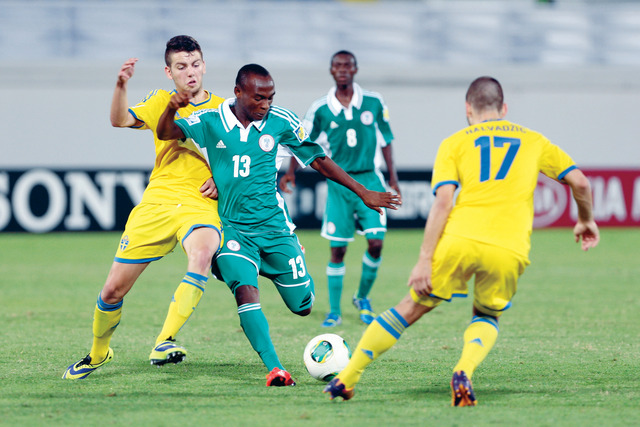 "صراع على الكرة بين لاعبي منتخبي السويد ونيجيريا   \tتصوير - ناصر بابو"