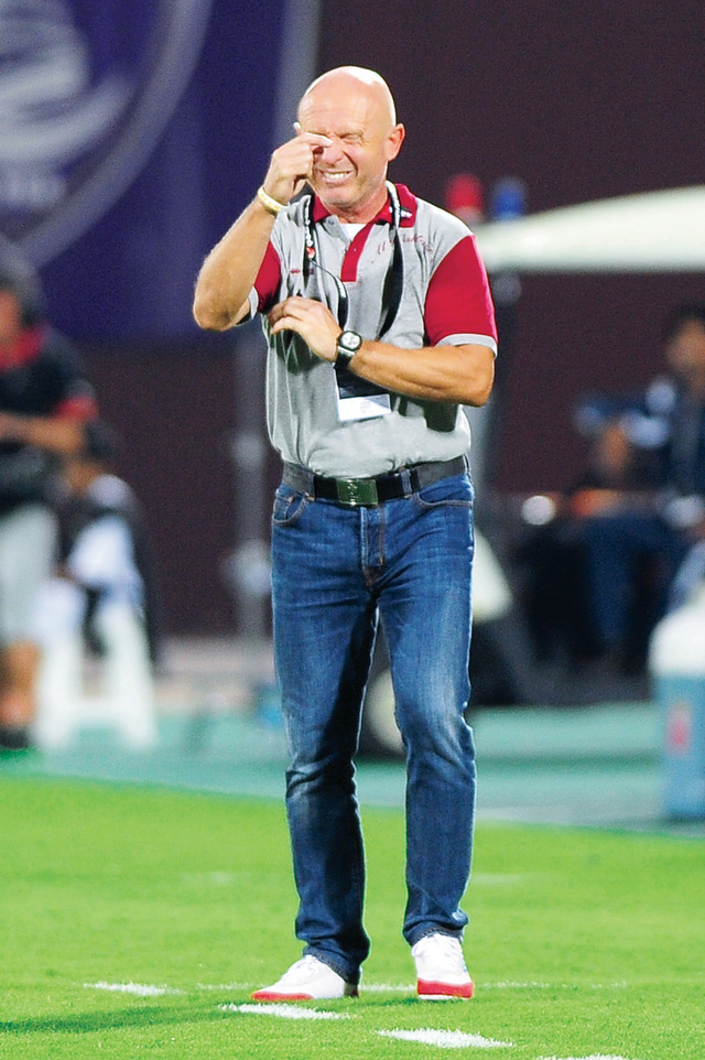 "كارل جاروليم في لقطة طريفة خلال توجيه لاعبي الوحدة"