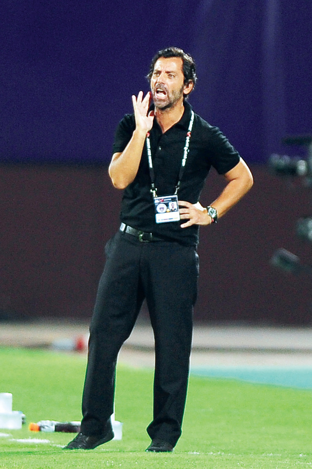 "كيكي فلوريس خلال متابعته المباراة بين العين والوحدة"