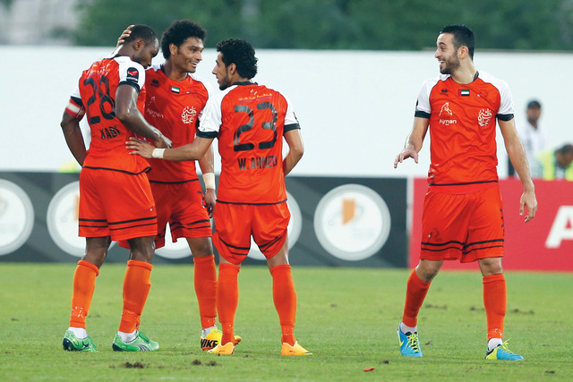 "فرحة لاعبي عجمان بعد الفوز برباعية على الوصل تصوير: يونس يونس"