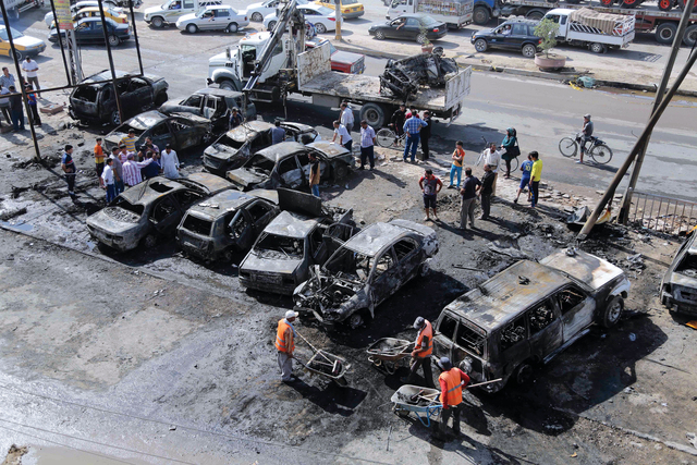 "مجموعة سيارات محطمة بعد تفجير استهدف حي الشعب في بغداد \t «أ.ب»"