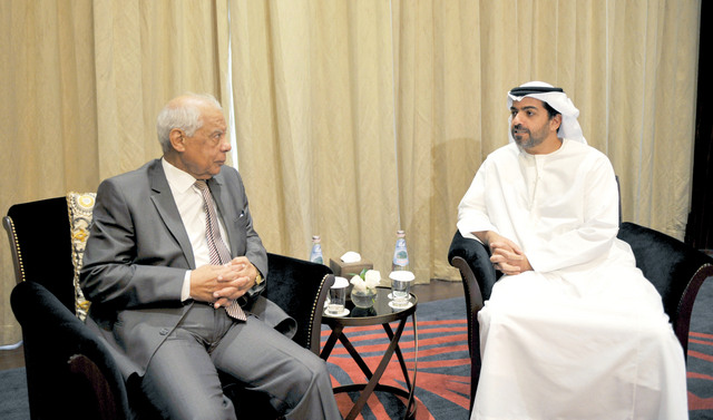 "د.حازم الببلاوي خلال استقباله حامد بن زايد"