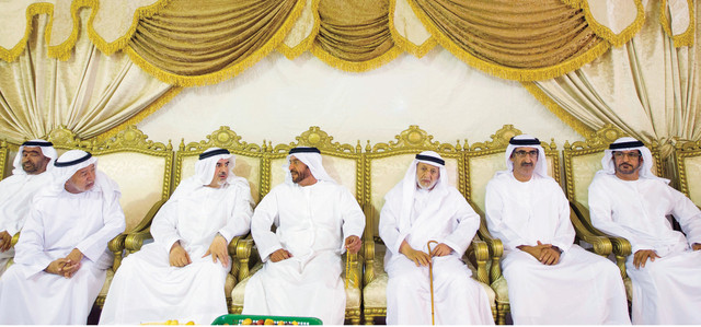 "سرور بن محمد وأحمد الظاهري خلال تقديم العزاء"