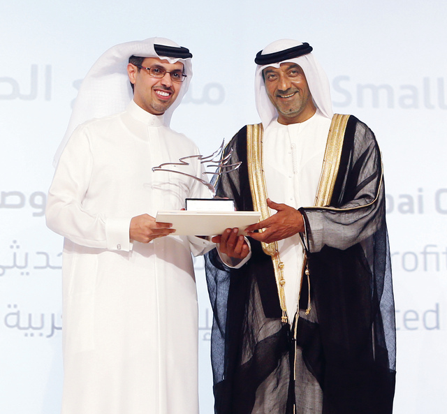 "احمد بن سعيد يكرم مدير عام غرفة دبي"