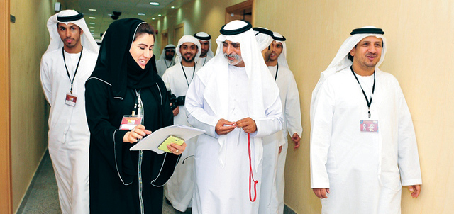 "نهيان بن مبارك يطمئن على سير العمل"