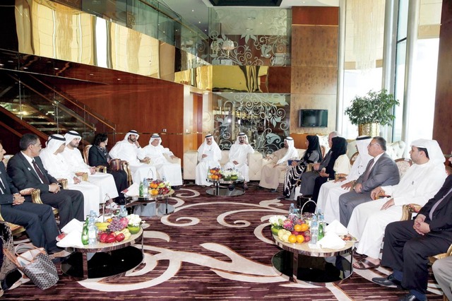"محمد بن راشد خلال اللقاء بحضور حمدان ومكتوم بن محمد وخلفان الرومي وعبدالغفار حسين ومنى المري وعبدالله عمران وظاعن شاهين وأعضاء مجلس إدارة جائزة الصحافة العربية تصوير-خليفة اليوسف ومحمد هشام"