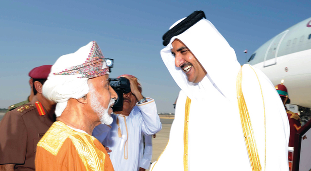 "قابوس مستقبلاً حمد بن تميم في مطار مسقط\tالعمانية"