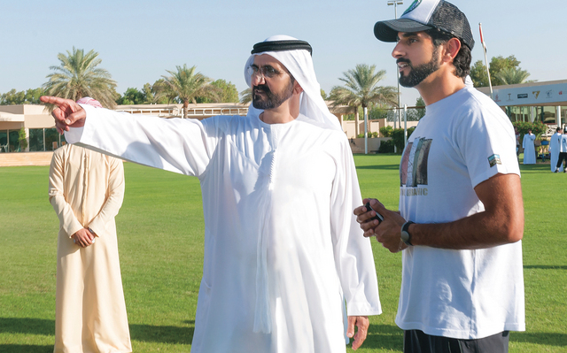 "محمد بن راشد في حديث مع حمدان بن محمد حول السباق تصوير -علي عيسى"