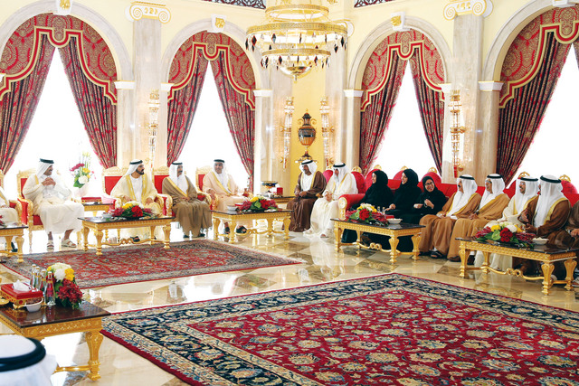 "محمد بن راشد لدى استقباله تميم بن حمد بحضور محمد المر وسيف بن زايد وأحمد بن سعيد ومحمد آل نهيان والوزراء وكبار المسؤولين\t تصوير: خليفة اليوسف ومحمد هشام"