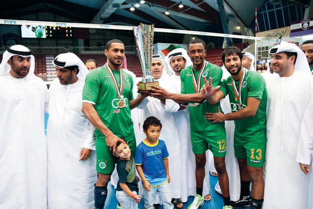 "الملا يسلم الكأس إلى نجوم الشباب\tتصوير - ناصر"