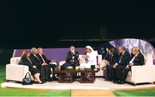"هزاع بن زايد يرحب بكبار الشخصيات\t وام"