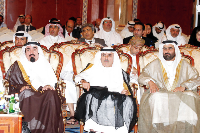 "عبدالعزيز الغرير وسط الحضور من الإمارات والمنطقة \tالبيان"