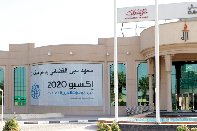"شعار اكسبو يزين جدران معهد دبي القضائي"