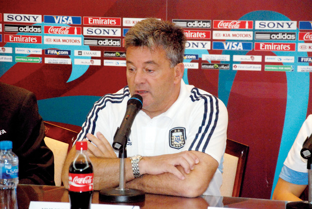 "هيمبرتو جروندونا مدرب المنتخب الأرجنتيني"