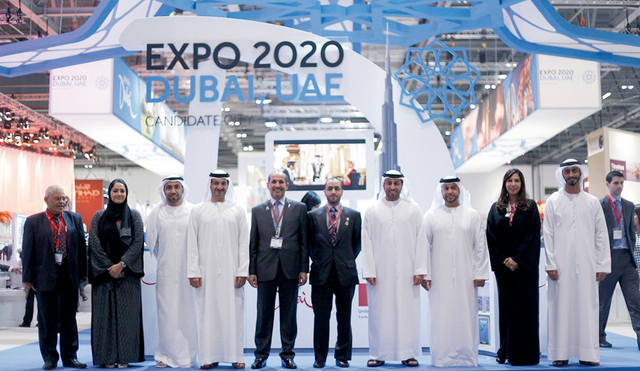 "سفير الدولة وسكرتير أول السفارة خلال زيارتهما لجناح دبي \tالبيان"