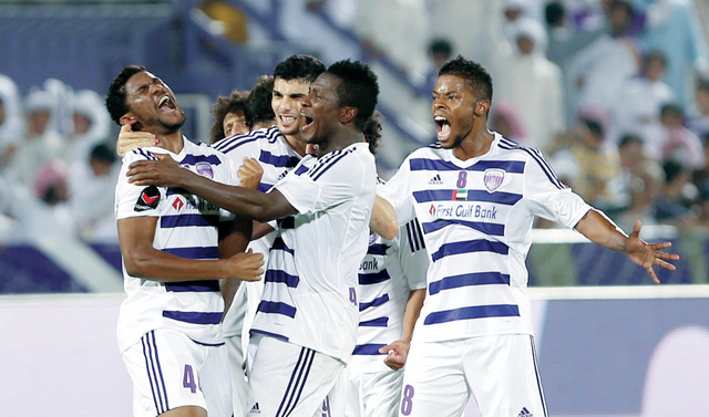 "فرحة عيناوية بالفوز الغالي على النصر في دوري الخليج العربي \tتصوير - ناصر بابو"