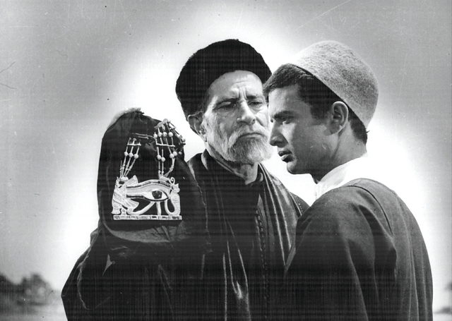 "مشهد من «المومياء» للراحل شادي عبد السلام"