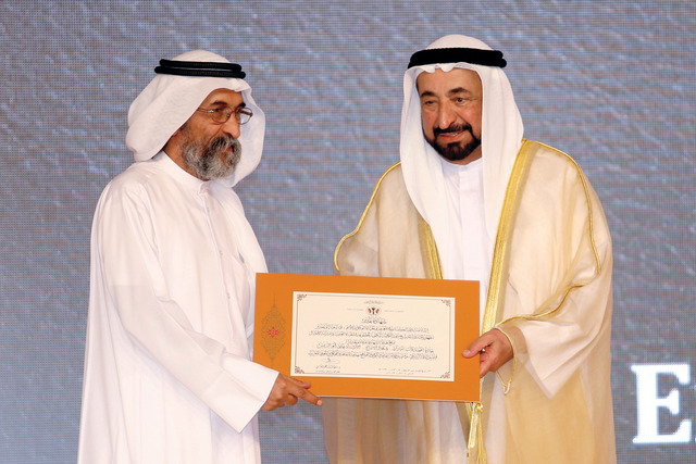 "حاكم الشارقة يسلم جائزة أفضل كتاب إماراتي لعلي أبو الريش"