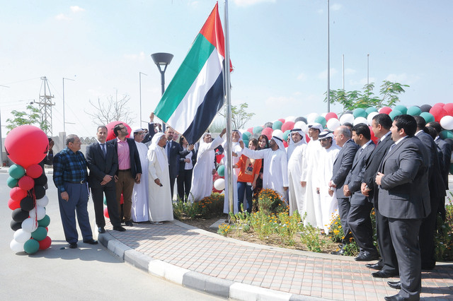 "السركال والشامسي والعاملون يشهدون مراسم رفع العلم"