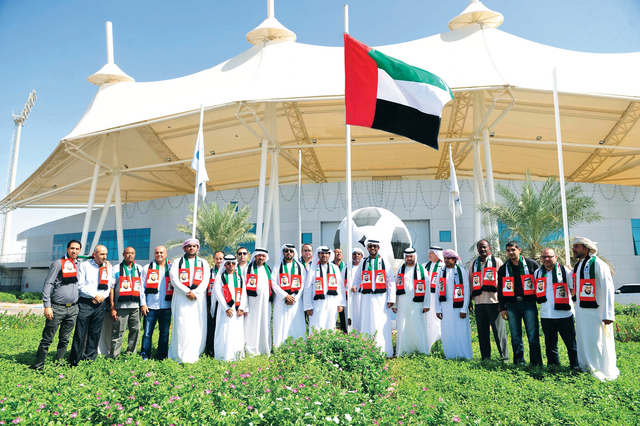 "إدارة بني ياس تحتفل برفع العلم"