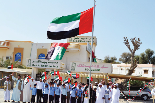 "علم الدولة يرفرف عالياً أمام مبنى جمعية \"بيت الخير\" في رأس الخيمة"