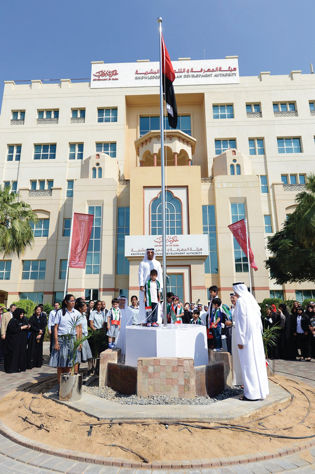 "عبدالله الكرم مع موظفي هيئة المعرفة وطلاب المدارس أثناء رفع العلم  من المصدر"