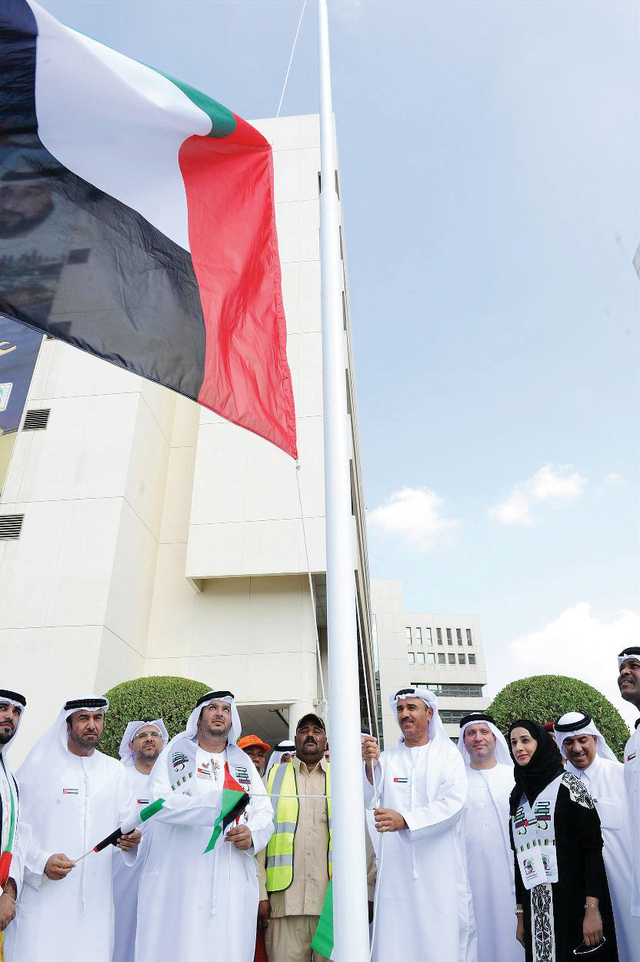"حسين لوتاه يرفع العلم خلال احتفالية بلدية دبي       من المصدر"