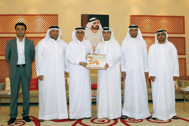 "ظاعن شاهين يسلم محمد صالح كتاباً عن الطاقة من إنتاج صحيفة «البيان»"