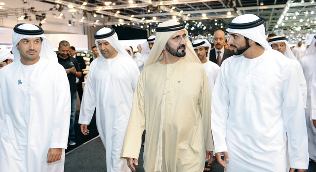 ".. وسموه يتجاذب أطراف الحديث مع حمدان بن محمد"